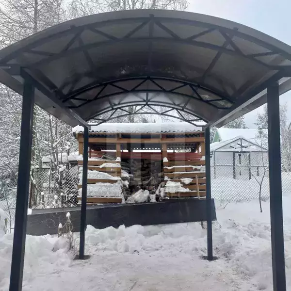 Небольшой навес из поликарбоната для дачи