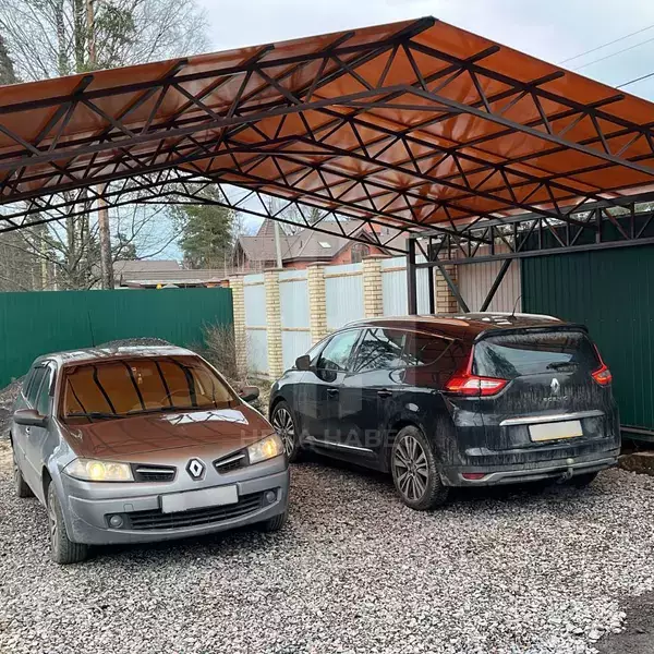 Автомобильный навес с двускатной крышей из сотового поликарбоната