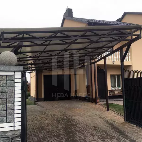 Навес для двух автомобилей с кровлей из монолитного поликарбоната