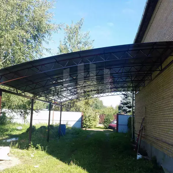 полуарочный навес для дома на винтовых сваях