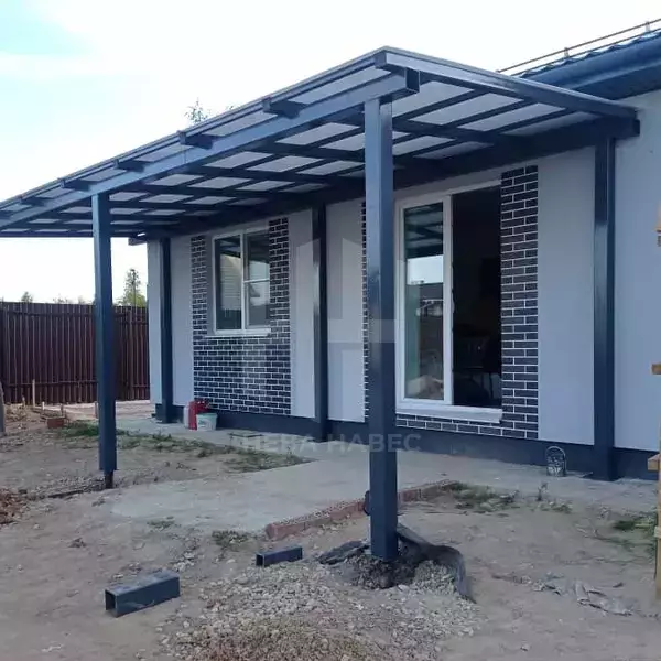 Односкатный навес из монолитного поликарбоната