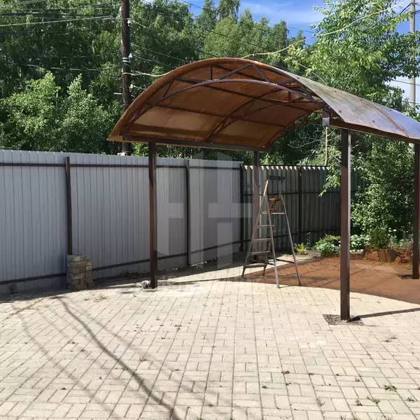 Небольшой отдельностоящий навес для дачи