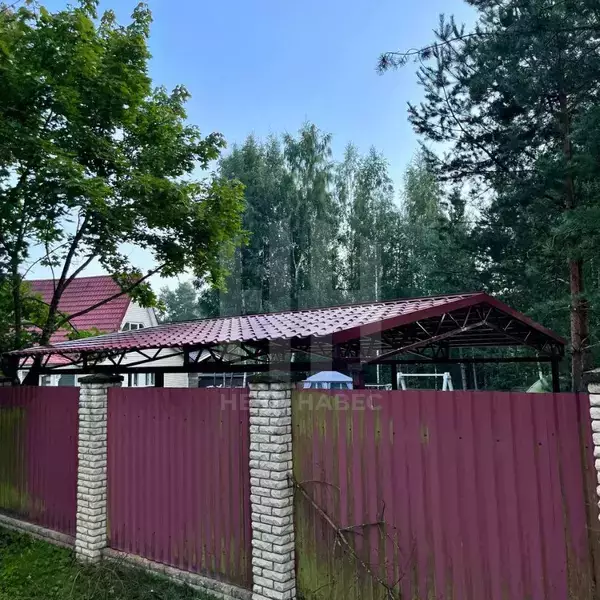 металлический двускатный навес для дачного дома с крышей из металлочерепицы