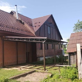 односкатный навес с кровлей из металлочерепицы коричневого цвета