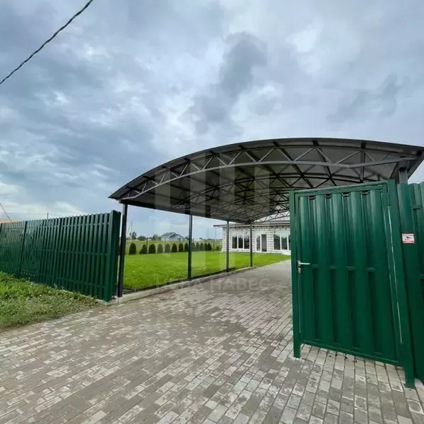 арочного типа навес для дачи с кровлей из поликарбоната