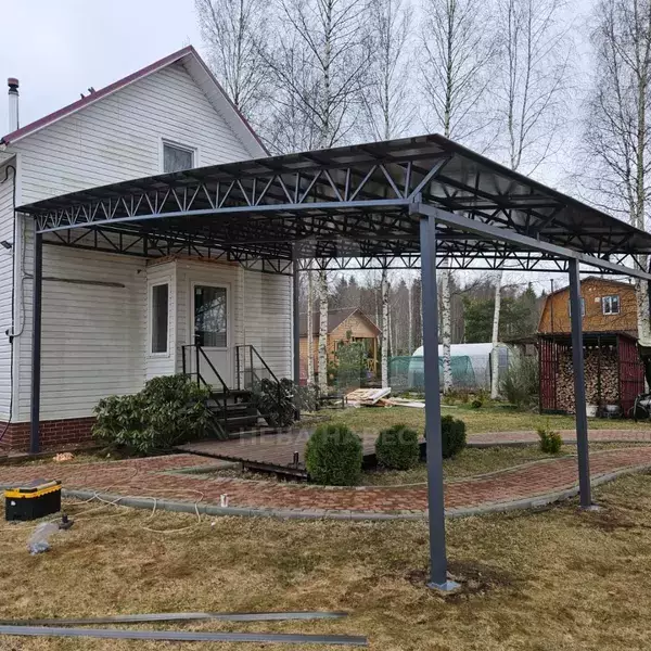 навес полуарочный для дачи, кровля выполнена из сотового поликарбоната толщиной 8 миллиметра
