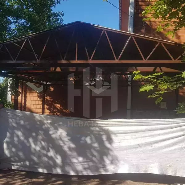 Двускатный навес из мягкой кровли для автомобиля