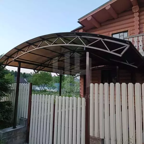 примыкающий навес с арочной крышей из сотового поликарбоната