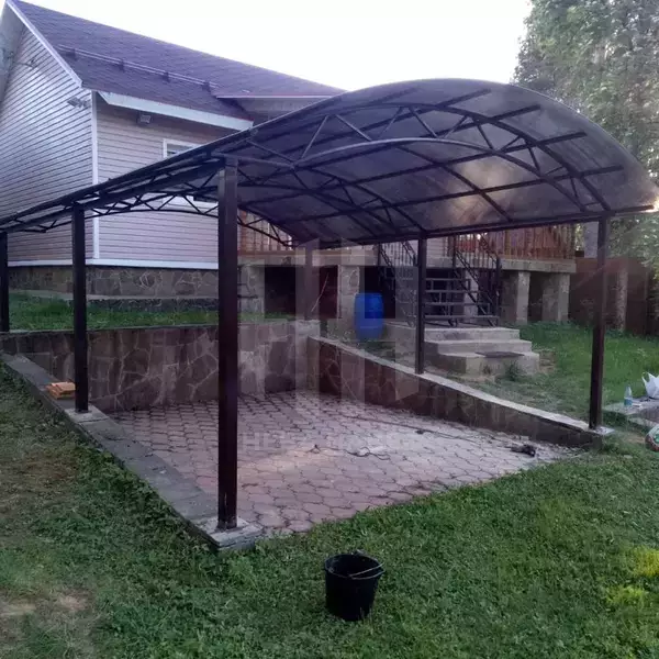 Навес с арочной крышей
