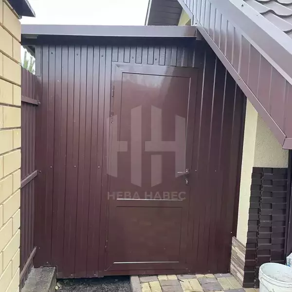 Навес из металлочерепицы с боковыми стенками из профлиста