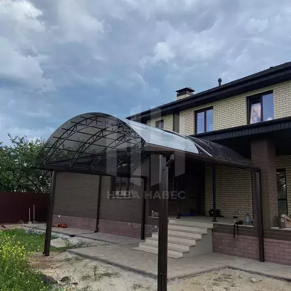 Навес с арочной кровлей из монолитного поликарбоната