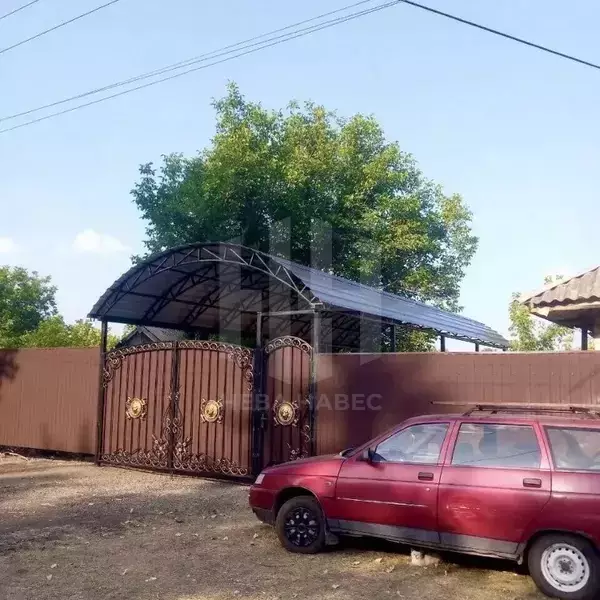 стальной арочный навес с кровлей из профлиста марки К 20